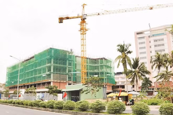 Tòa nhà Trường sư phạm kỹ thuật Vĩnh Long, phường Long Châu đang khẩn trương thi công.