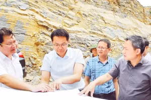 Lãnh đạo tỉnh kiểm tra thực địa dự án đường cao tốc Hòa Bình-Mộc Châu, tại gói thầu số 25 (Ảnh HUY THÀNH)