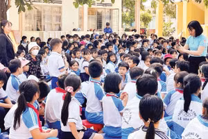 Buổi tuyên truyền thu hút đông đảo giáo viên và các em học sinh tham gia. 