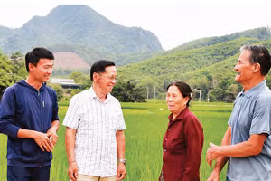 Ông Lục Văn Thành (thứ hai, từ trái sang) và người dân thôn Vĩnh Lợi, xã Như Thanh.