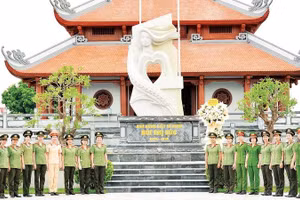 Đoàn đại biểu Phụ nữ Công an tỉnh Hưng Yên dâng hoa tại Tượng đài Anh hùng liệt sĩ Bùi Thị Cúc.