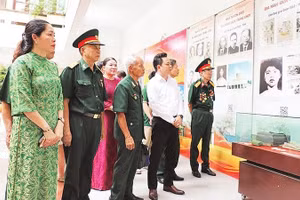 Các đại biểu tham quan gian trưng bày (Ảnh CÔNG DOANH)