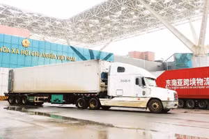 Hàng hóa xuất nhập khẩu thông quan qua cửa khẩu Bắc Luân II.