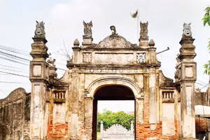 Cổng làng Nôm.