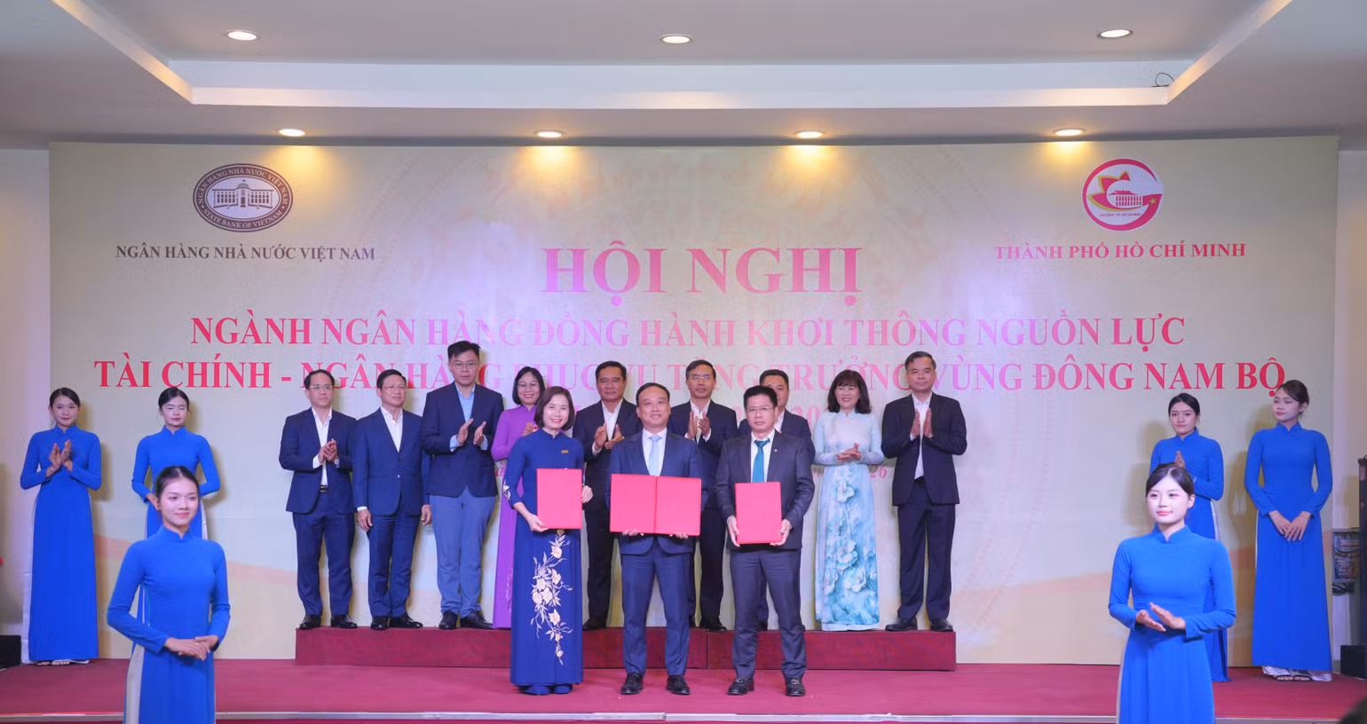 anh-tap-the-hoi-nghi.jpg