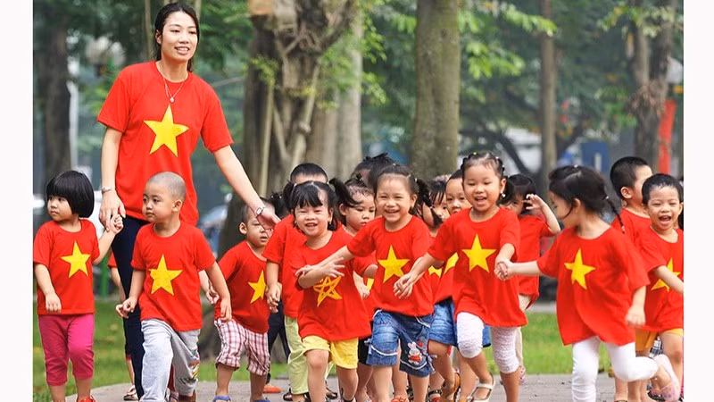 Dành tình cảm, sự quan tâm chăm sóc cho trẻ em là cách tốt nhất để phòng, chống bạo lực trẻ em. (Ảnh NGUYỄN ĐĂNG)