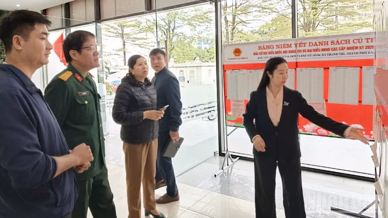 Đoàn giám sát xã Thanh Trì khảo sát thực tế tại các địa điểm tổ chức bỏ phiếu.