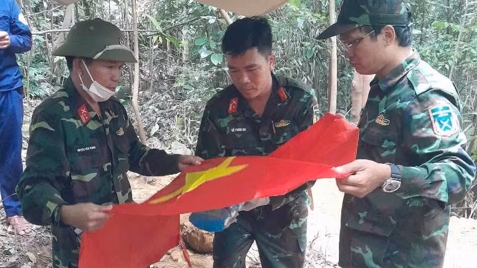 Cán bộ, chiến sĩ Đội K51 bao bọc hài cốt liệt sĩ để đưa về nơi bảo quản, thờ cúng. (Ảnh: Quốc Khánh)