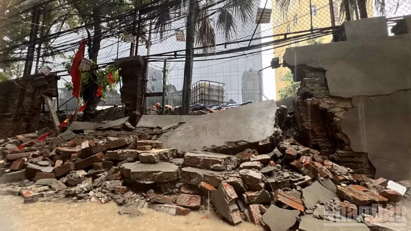 Một bức tường trong ngõ 7, phố Nguyên Hồng bất ngờ đổ sập trong trận mưa to trưa 30/9. (Ảnh: LÊ THANH)