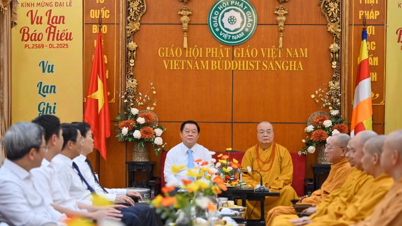 Đồng chí Nguyễn Trọng Nghĩa thăm, chúc mừng Giáo hội Phật giáo Việt Nam. (Ảnh: THẾ ĐẠI)
