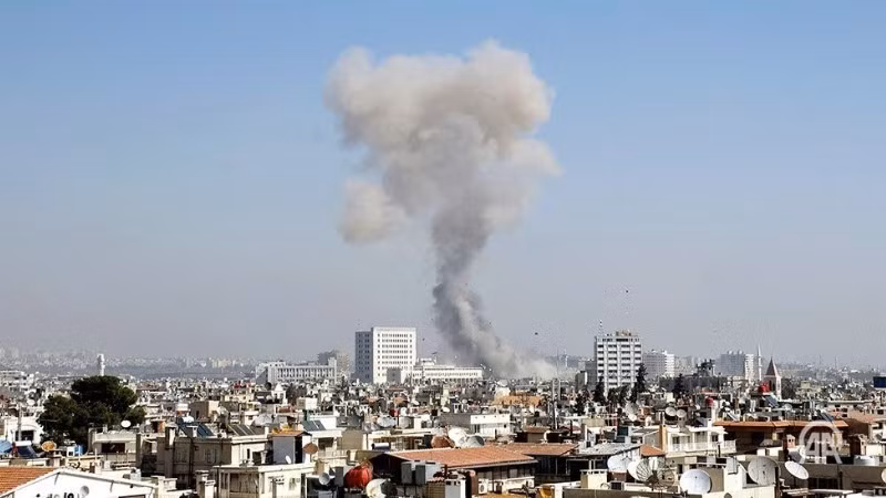 Khói bốc từ vụ đánh bom ở Syria. (Nguồn: Bộ Nội vụ Syria)