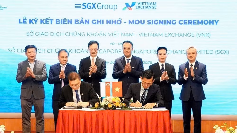 Lễ ký Biên bản ghi nhớ giữa VNX và SGX về phát triển sản phẩm chứng chỉ lưu ký (DR). (Ảnh: VŨ TRÀ)