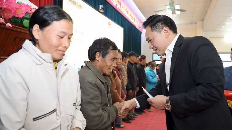Đồng chí Phan Văn Hùng, Phó Tổng Biên tập Báo Nhân Dân, Chủ tịch Quỹ Hạt giống Việt tặng quà Tết hộ gia đình chính sách tại xã Tân Trào.