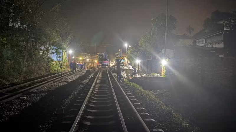 Ngành đường sắt nhanh chóng huy động lực lượng khắc phục sự cố.