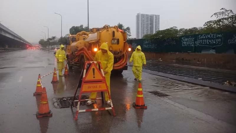 Lực lượng và phương tiện tiến hành ứng trực trên đường Nguyễn Xiển sáng 28/7. (Ảnh: Công ty TNHH MTV Thoát nước Hà Nội cung cấp)