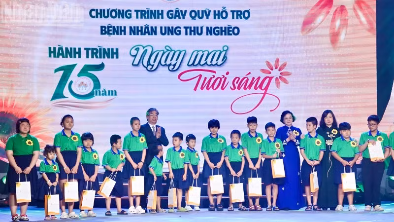 Phó Thủ tướng Phạm Thị Thanh Trà cùng lãnh đạo Bộ Y tế và Thành phố Hồ Chí Minh trao quà cho bệnh nhi ung thư. (Ảnh: KHANG ANH)