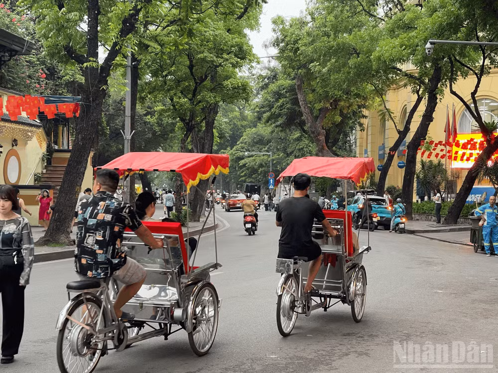 Xe xích lô là phương tiện di chuyển yêu thích của nhiều du khách khi đến với Thủ đô, vừa thư giãn, vừa thân thiện với môi trường.