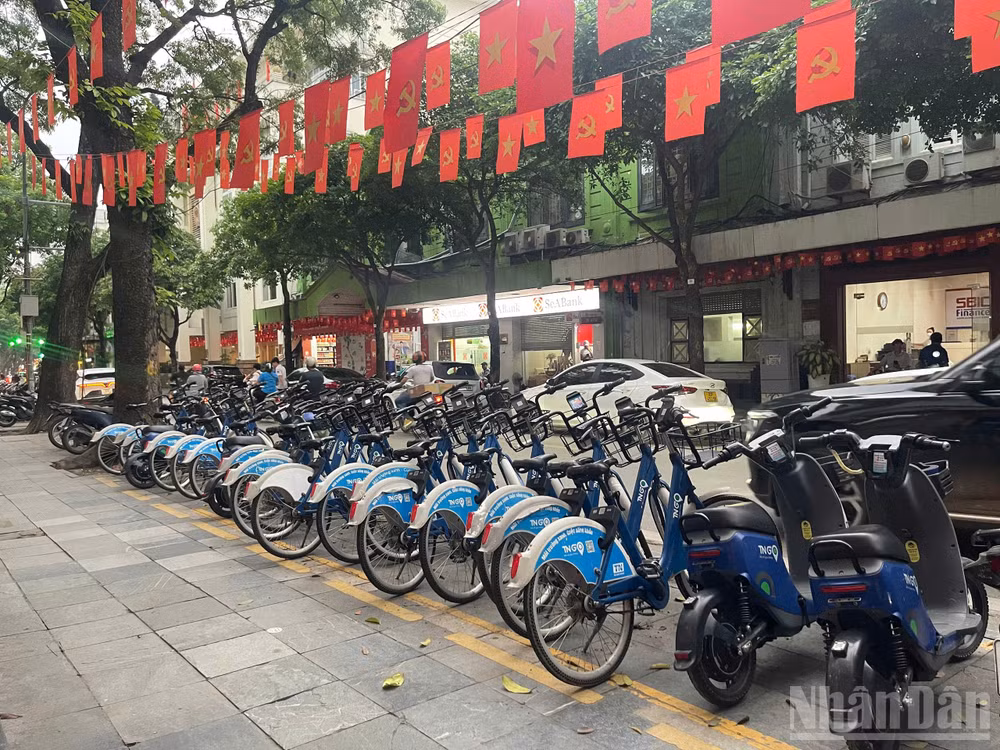 Xe đạp công cộng được bố trí ở nhiều điểm tại phường Hoàn Kiếm, cũng như toàn Thủ đô, thúc đẩy người dân chuyển đổi xanh.