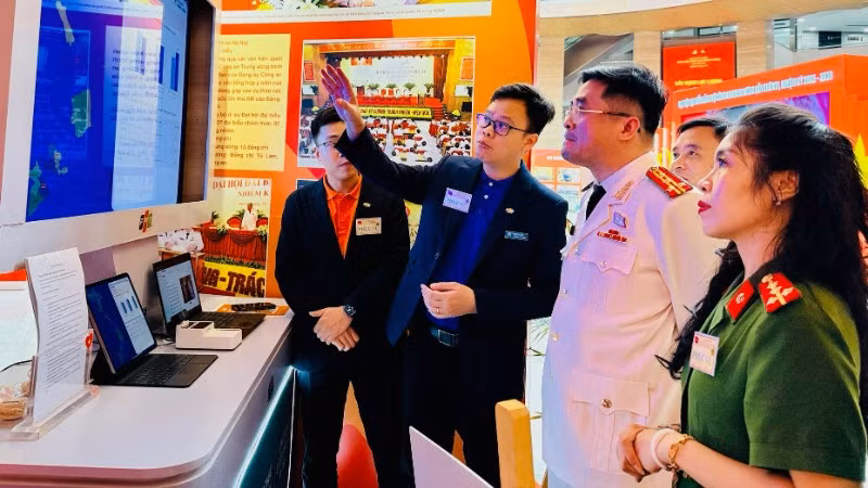 Đại diện Long Châu giới thiệu về Giải pháp Bản đồ dịch tễ và dược chất Việt Nam tới các đại biểu.