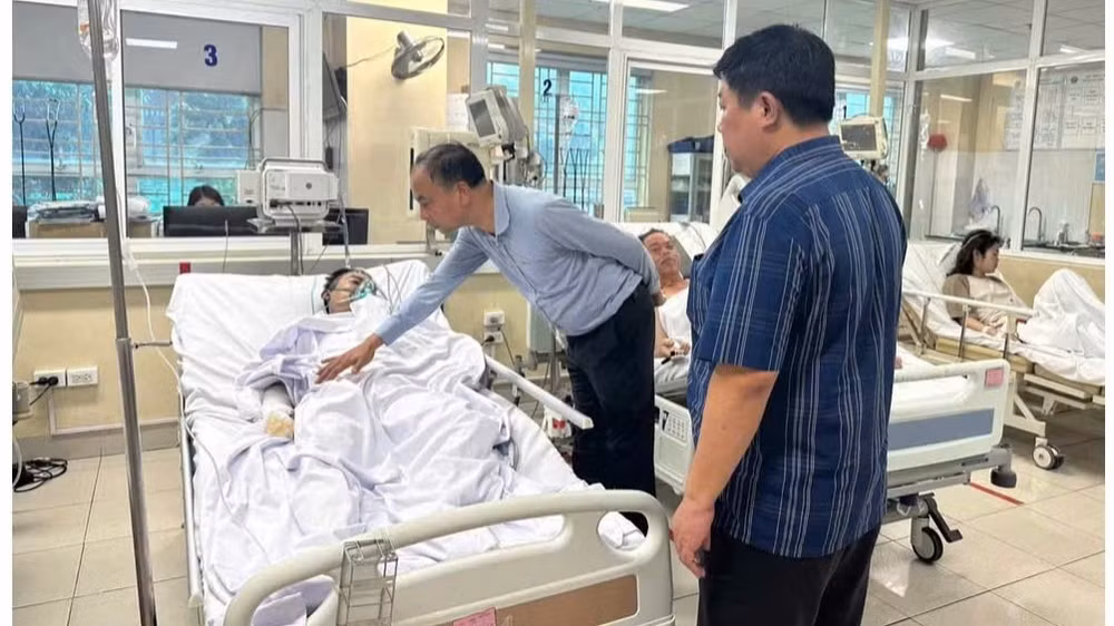 Đại diện chính quyền phường Tây Hồ đến thăm hỏi các nạn nhân vụ cháy đang được điều trị tại bệnh viện. (Ảnh: Công an Hà Nội)