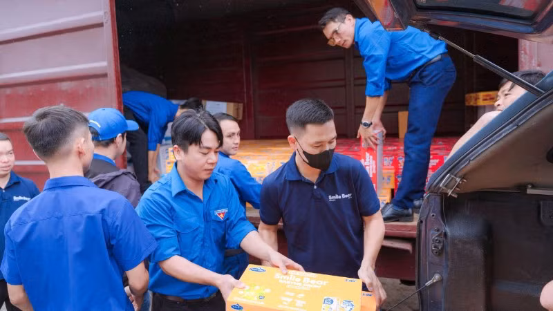 Từ ngày 10/10 đến 24/11, Tổng công ty Đường sắt Việt Nam đã tổ chức vận chuyển 15.334 kiện hàng thiết yếu đến tay người dân vùng lũ.