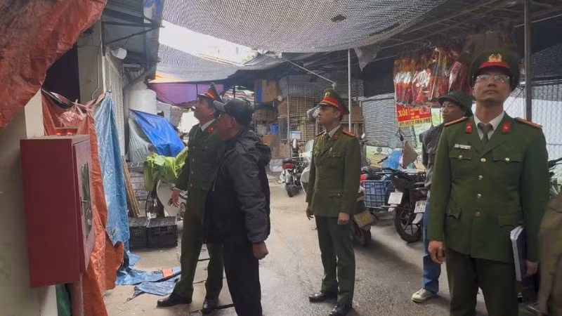 Lực lượng chức năng kiểm tra công tác thực hiện phòng cháy chữa cháy tại chợ dân sinh. (Ảnh: HÀ NHUNG)