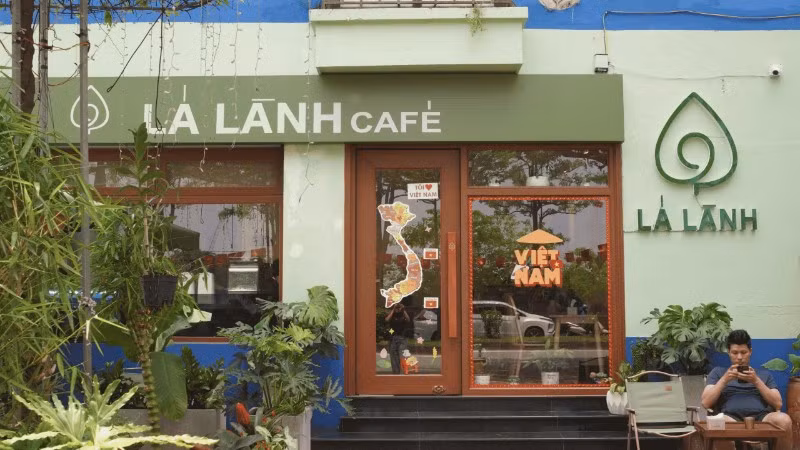 “Ở Lá Lành, mỗi lời chào của các bạn đều là một bước tiến rất lớn” - Mô hình cà-phê mở ra cơ hội lao động cho người tự kỷ. (Ảnh: Nhã Nguyên)