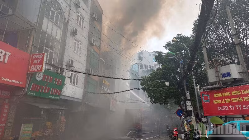 Trưa 11/5, xảy ra cháy tại một quán karaoke trên đường Phú Mỹ, Hà Nội.