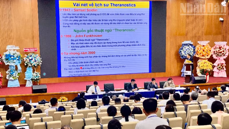 Quang cảnh phiên khai mạc toàn thể hội nghị khoa học.