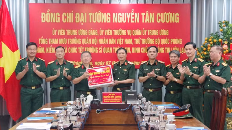 Đại tướng Nguyễn Tân Cương tặng quà và chúc Tết Trường Sĩ quan Thông tin.