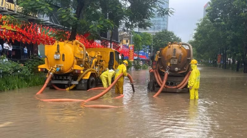 Xí nghiệp Thoát nước số 4 tăng cường xe hút cùng 2 xe của Xí nghiệp Thi công cơ giới phục vụ điểm ngập 165 Thái Hà.