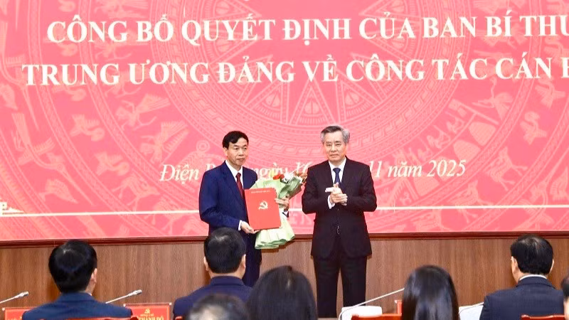 Đồng chí Nguyễn Quang Dương, Phó Trưởng ban Tổ chức Trung ương trao quyết định cho đồng chí Lê Văn Lương. 