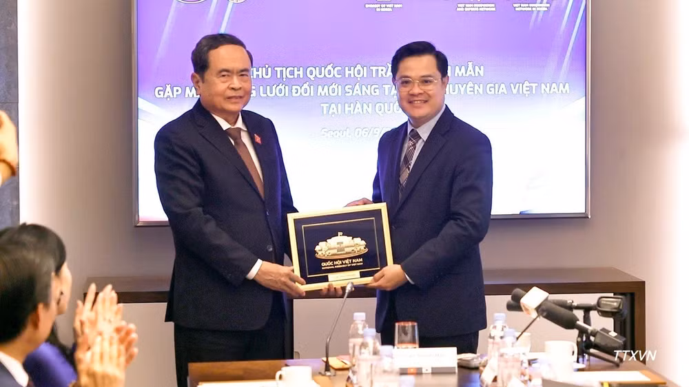 Chủ tịch Quốc hội Trần Thanh Mẫn tặng quà lưu niệm cho Mạng lưới Đổi mới sáng tạo và chuyên gia Việt Nam tại Hàn Quốc. (Ảnh: TTXVN)
