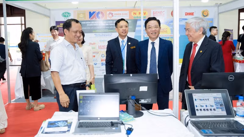 Các đại biểu tham quan tại VCCA 2025. (Ảnh: Ban Tổ chức cung cấp)
