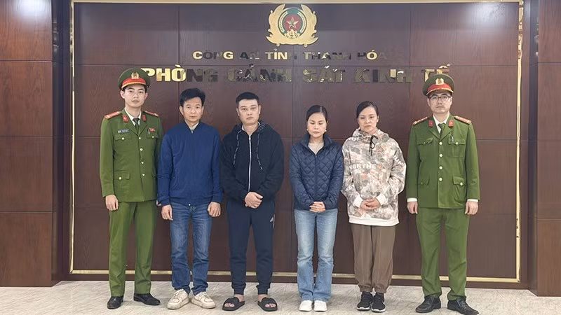 Công an quản thúc các đối tượng có hành vi sản xuất hàng giả bị khởi tố.