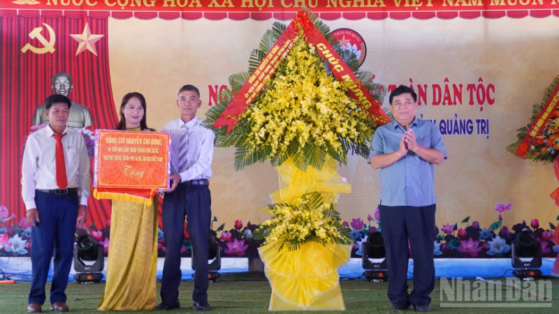 Phó Thủ tướng Chính phủ Nguyễn Chí Dũng tặng hoa chúc mừng cán bộ, nhân dân thôn Liêm Công Tây.