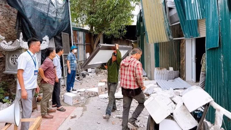 Lực lượng chức năng phường Thanh Liệt xử lý công trình vi phạm đất đai, trật tự xây dựng. (Ảnh: Ngọc Hà)
