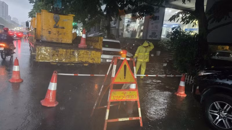 Lực lượng và phương tiện của Xí nghiệp thoát nước số 3 triển khai xe bơm CP10 tại cụm chân cầu Vĩnh Tuy.