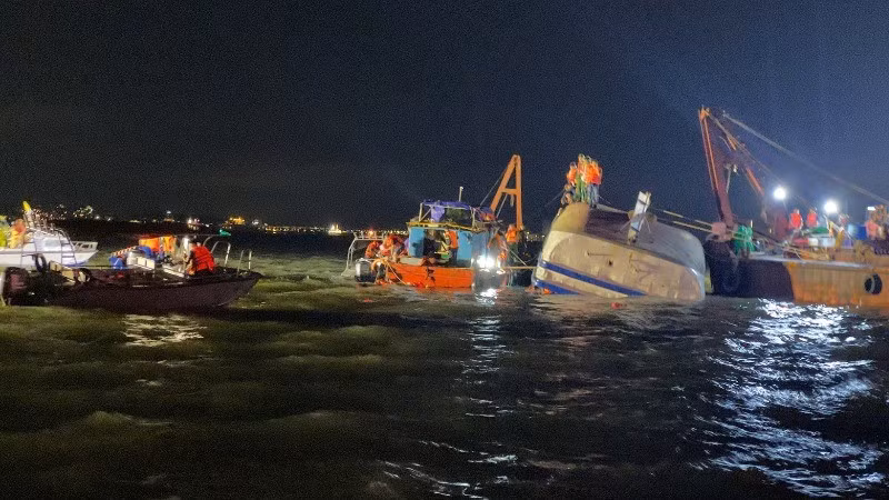 Lực lượng chức năng cứu hộ tàu chìm tại Vịnh Hạ Long. (Ảnh: QUANG THỌ)