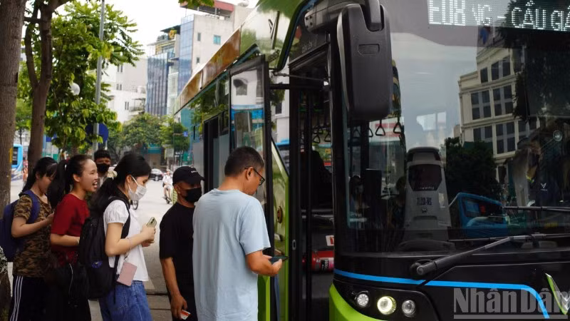 Ngày đầu Hà Nội áp dụng chính sách miễn phí xe buýt trong vành đai 1, lượng hành khách trên một số tuyến tăng nhẹ so ngày thường. (Ảnh: NHÃ NGUYÊN) 