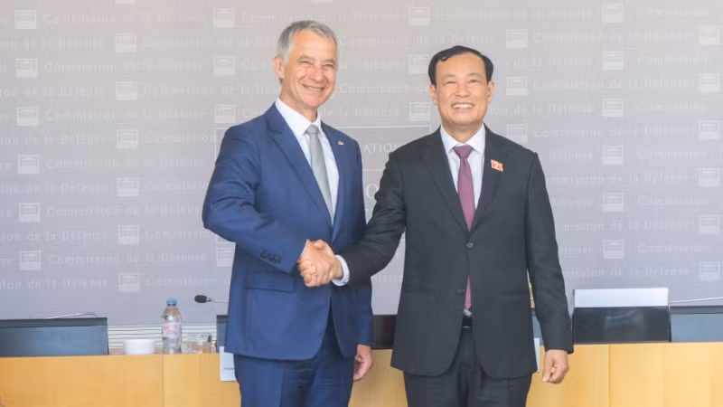 Chủ nhiệm Ủy ban Quốc phòng, An ninh và Đối ngoại của Quốc hội Lê Tấn Tới và Chủ tịch Ủy ban Quốc phòng và Lực lượng vũ trang Hạ viện Pháp Jean-Michel Jacques tại cuộc làm việc.