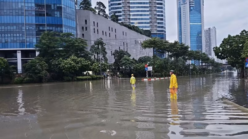 Xí nghiệp Thoát nước số 2 ứng trực, phân luồng giao thông tại Dương Đình Nghệ.