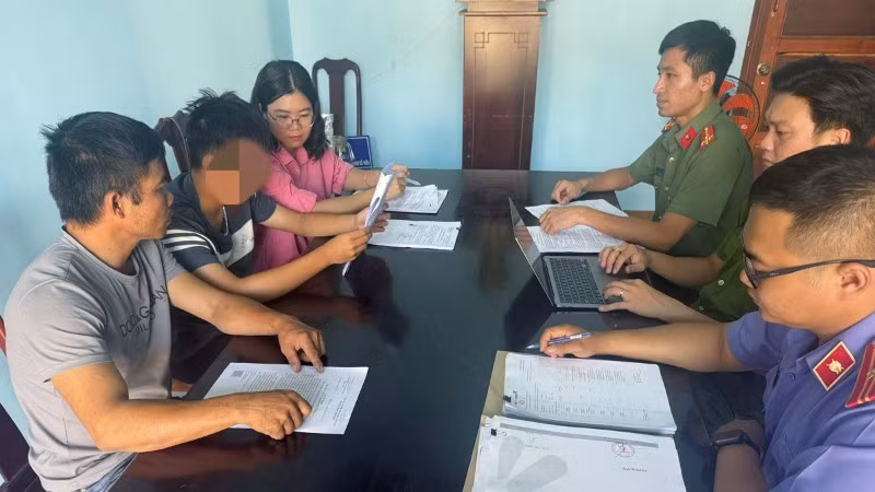 Cơ quan chức năng làm việc với N.H.A. và người giám hộ về vụ việc. (Ảnh: Công an tỉnh Lâm Đồng)
