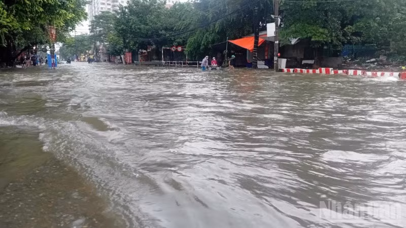 Khu vực Cầu Bưu-Yên Xá vẫn còn ngập sâu, đi lại khó khăn.