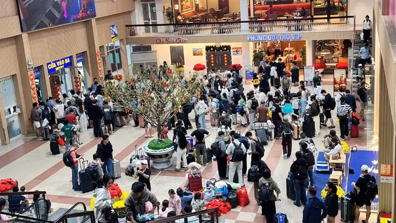 Những ngày cận Tết, người lao động xa quê đều mong muốn thu xếp công việc, thời gian để trở về sum họp bên gia đình.