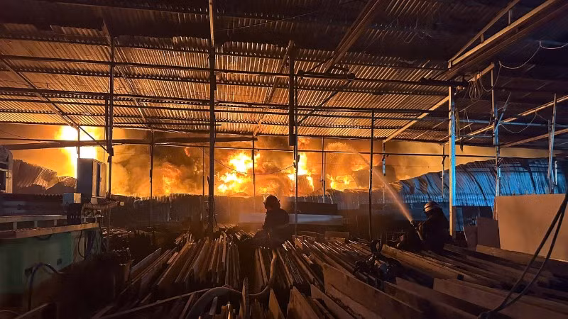 Đám cháy lớn xảy ra vào khoảng 0 giờ 40 phút ngày 30/6/2026 trên đường Phạm Tu, phường Thanh Liệt.