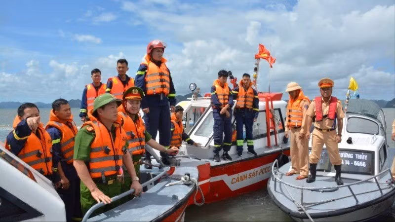 Đại tá Lê Hồng Vân, Phó Giám đốc Công an tỉnh Quảng Ninh trực tiếp chỉ đạo, động viên cán bộ chiến sĩ khắc phục khó khăn về thời tiết tìm kiếm nạn nhân mất tích. (Ảnh: Công an tỉnh Quảng Ninh)