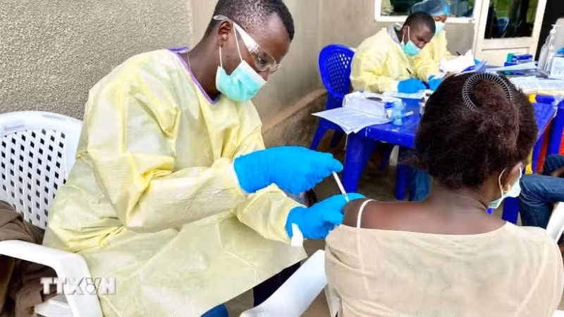 Nhân viên y tế tiêm vaccine phòng Ebola cho người dân. (Ảnh: THX/TTXVN)