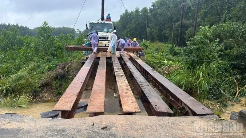 Sau sự cố sập cầu Cây Sung, chiều 2/11, các lực lượng khẩn trương lắp ghép cầu tạm.