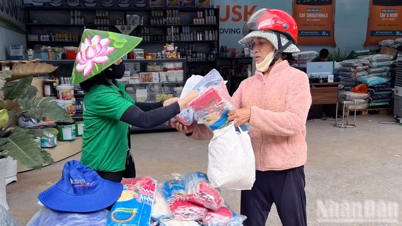 Trao quà tặng người dân trong chương trình đổi bao bì thuốc bảo vệ thực vật sau khi sử dụng lấy quà tặng.